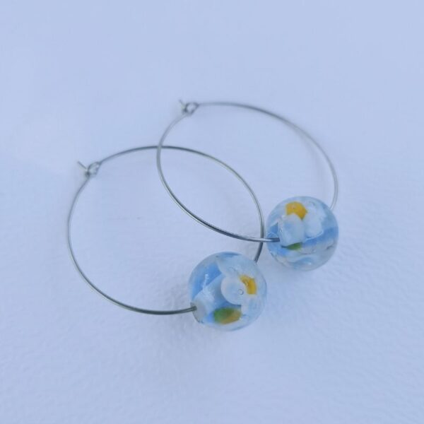 boucles d'oreilles créoles fleurie marine 056 en verre