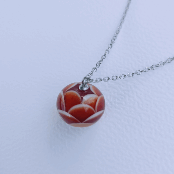 collier court perle évanescente rouge 076 en verre
