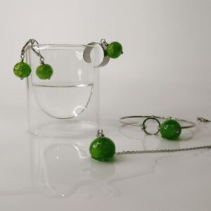 Ensemble-de-bijoux-les-pieds-dans-leau-vert