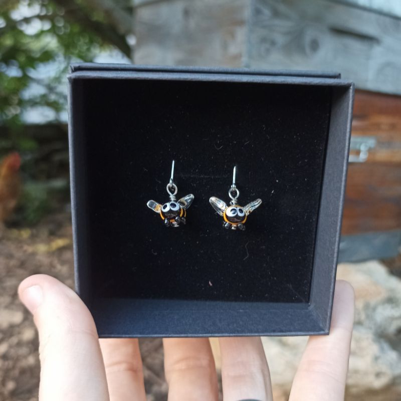 Boucles d'Oreilles Abeille Dormeuses en verre filé – Collection Jardin – Image 5