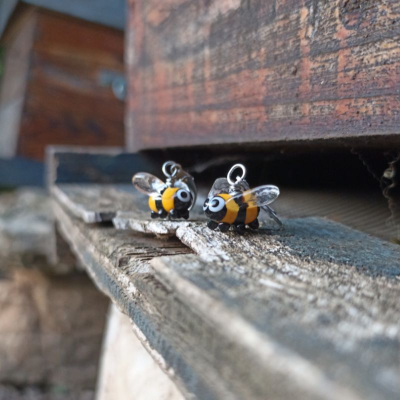 Boucles d'Oreilles Abeille Dormeuses en verre filé – Collection Jardin – Image 4