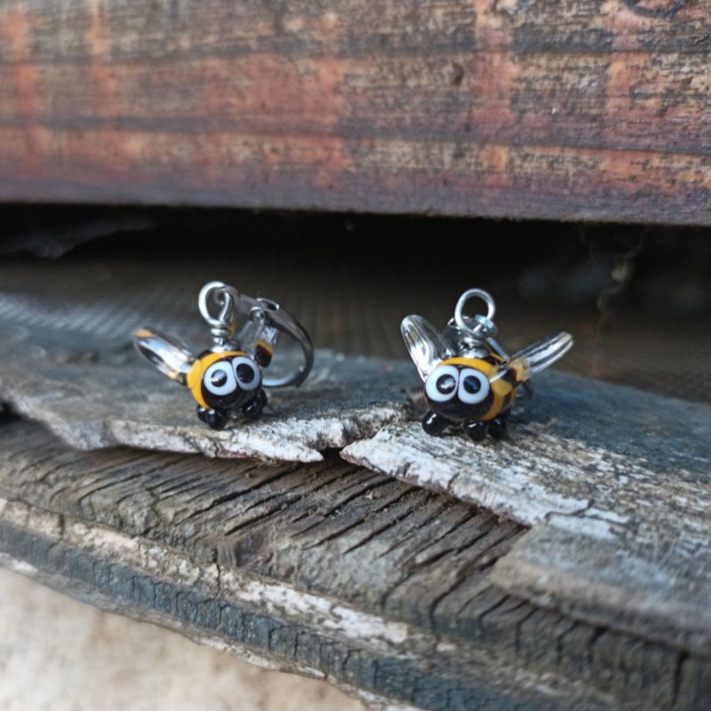 Boucles d'Oreilles Abeille Dormeuses en verre filé – Collection Jardin – Image 3