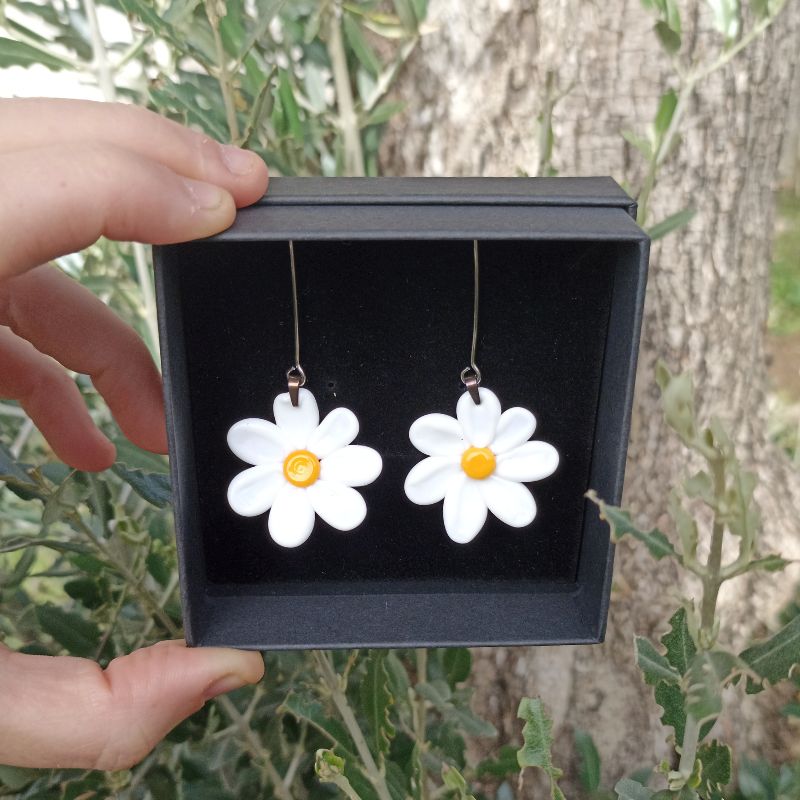 Boucles d'Oreilles Marguerite en verre filé – Collection Jardin – Image 6