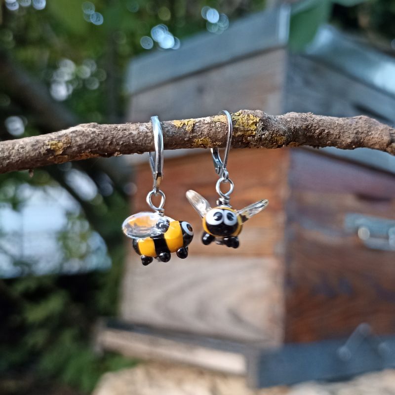 boucles-d-oreilles-jolie-dormeuses-abeille-en-verre-murano-Mon-petit-uni-verre