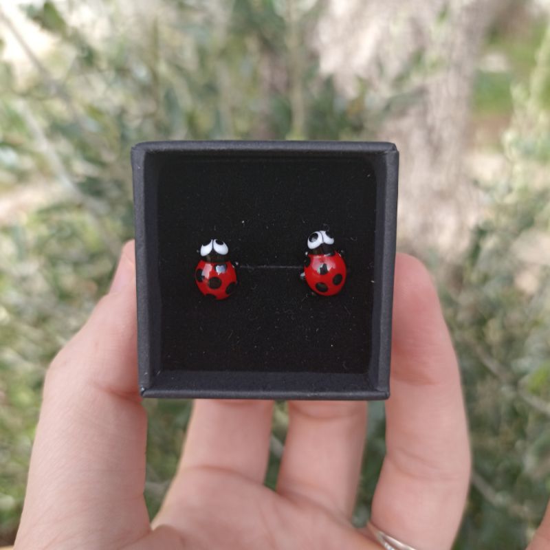 Puces d'Oreilles Coccinelle en verre filé – Collection Jardin – Image 3