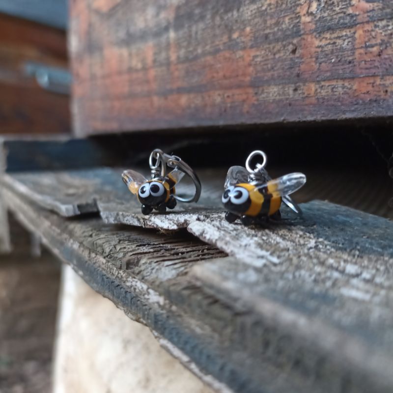 Boucles d'Oreilles Abeille Dormeuses en verre filé – Collection Jardin – Image 2