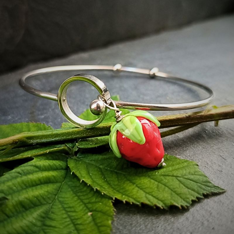 Bracelet jonc O Fraise en verre filé – Collection Jardin – Image 2
