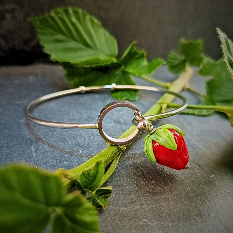 Bracelet jonc O Fraise en verre filé – Collection Jardin – Image 5