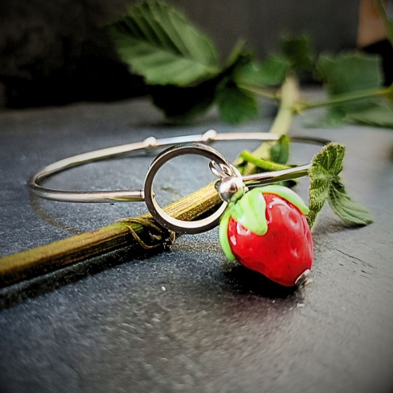 Bracelet jonc O Fraise en verre filé – Collection Jardin – Image 4