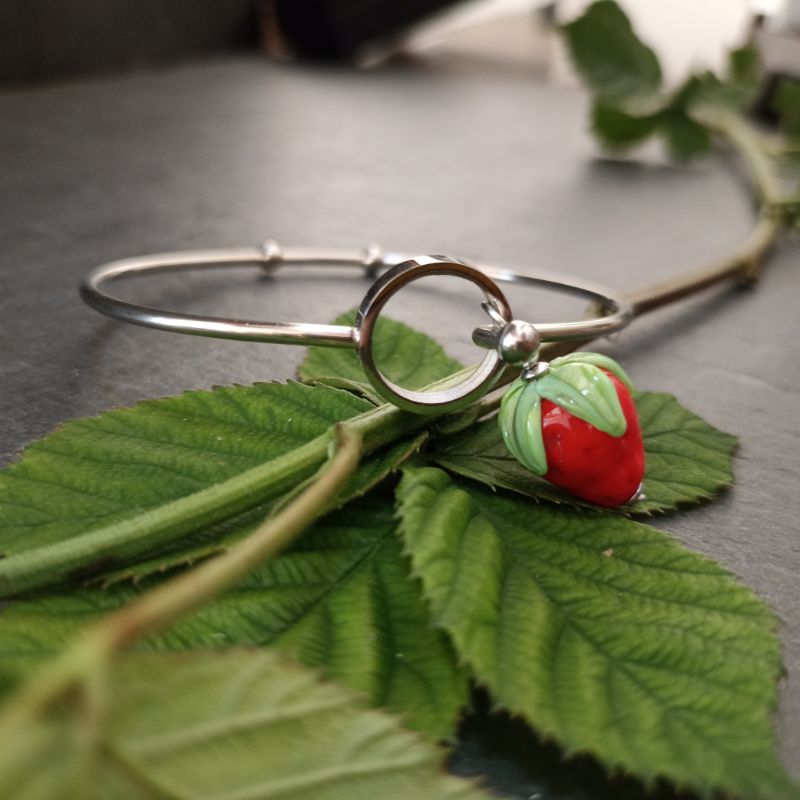 Bracelet jonc O Fraise en verre filé – Collection Jardin – Image 3