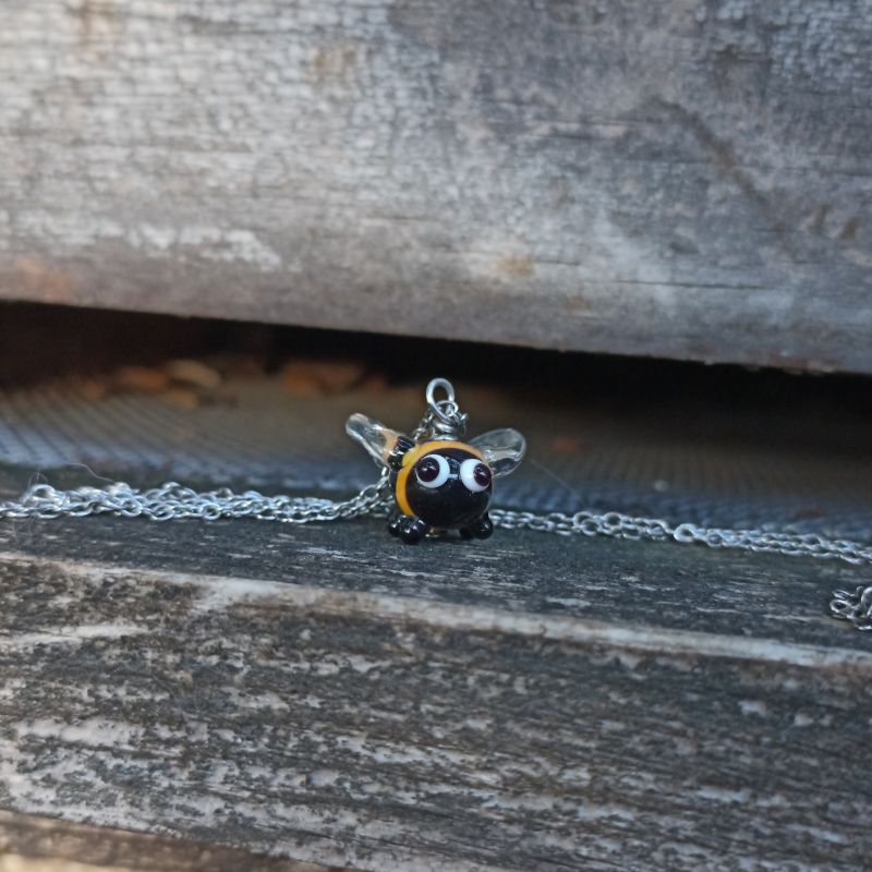 Collier Abeille en verre filé – Collection Jardin – Image 2