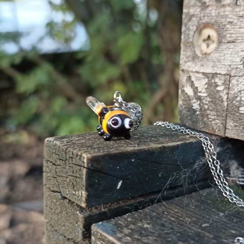 Collier Abeille en verre filé – Collection Jardin – Image 3