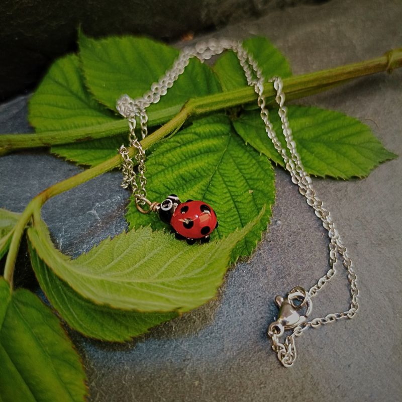 Collier Coccinelle en verre filé – Collection Jardin – Image 3