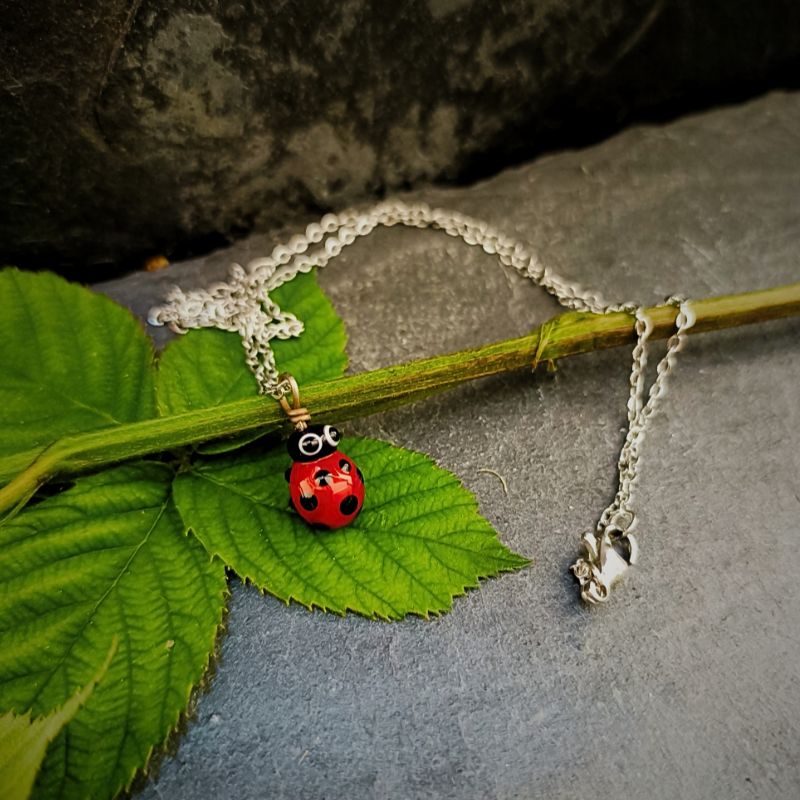 Collier Coccinelle en verre filé – Collection Jardin – Image 2