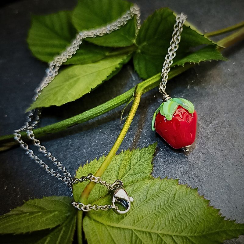 Collier Fraise en verre filé – Collection Jardin – Image 2