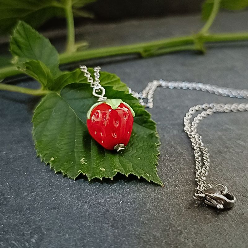 Collier Fraise en verre filé – Collection Jardin – Image 3