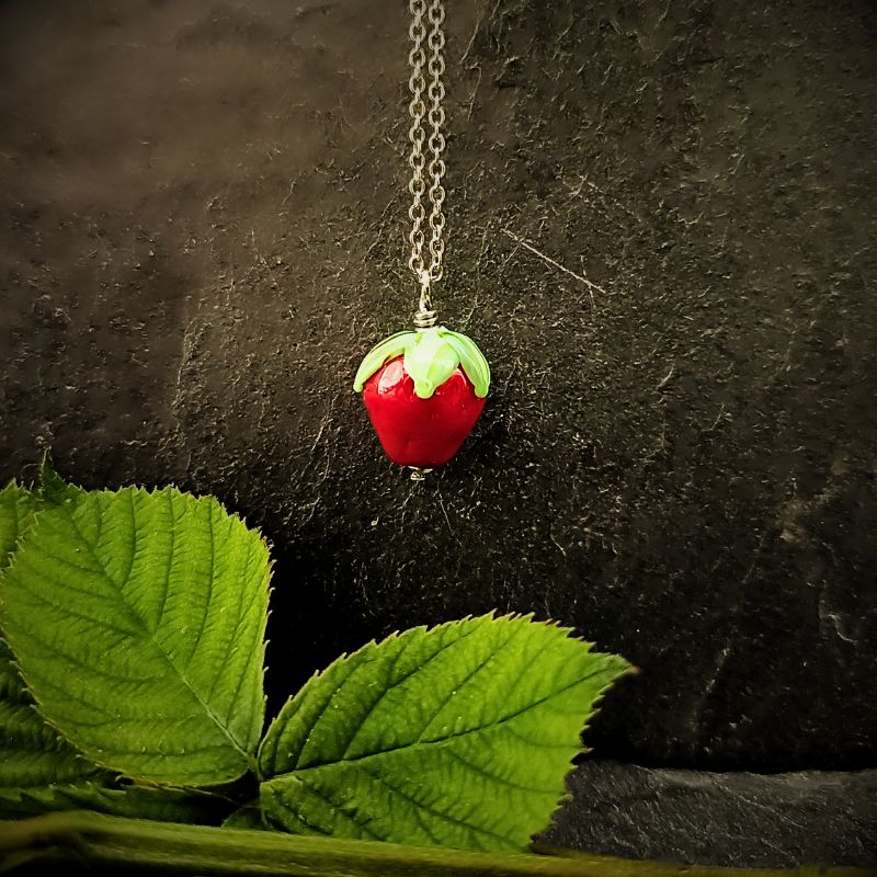 Collier Fraise en verre filé – Collection Jardin – Image 4
