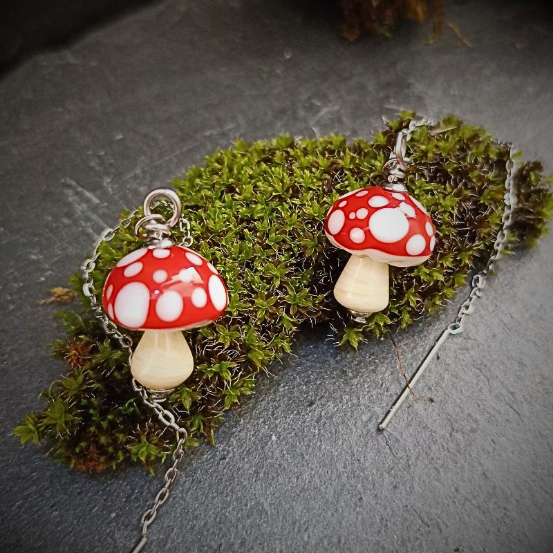 Boucles d'Oreilles Champignon Amanite Chaînettes en verre filé – Collection Jardin – Image 6