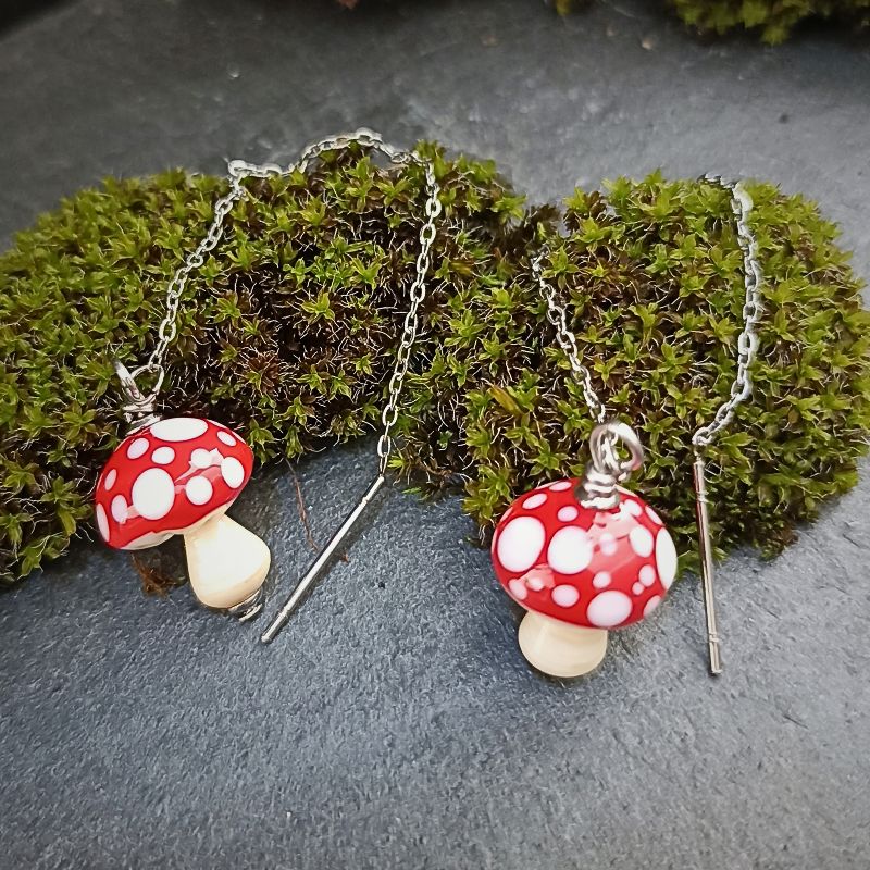 Boucles d'Oreilles Champignon Amanite Chaînettes en verre filé – Collection Jardin – Image 2