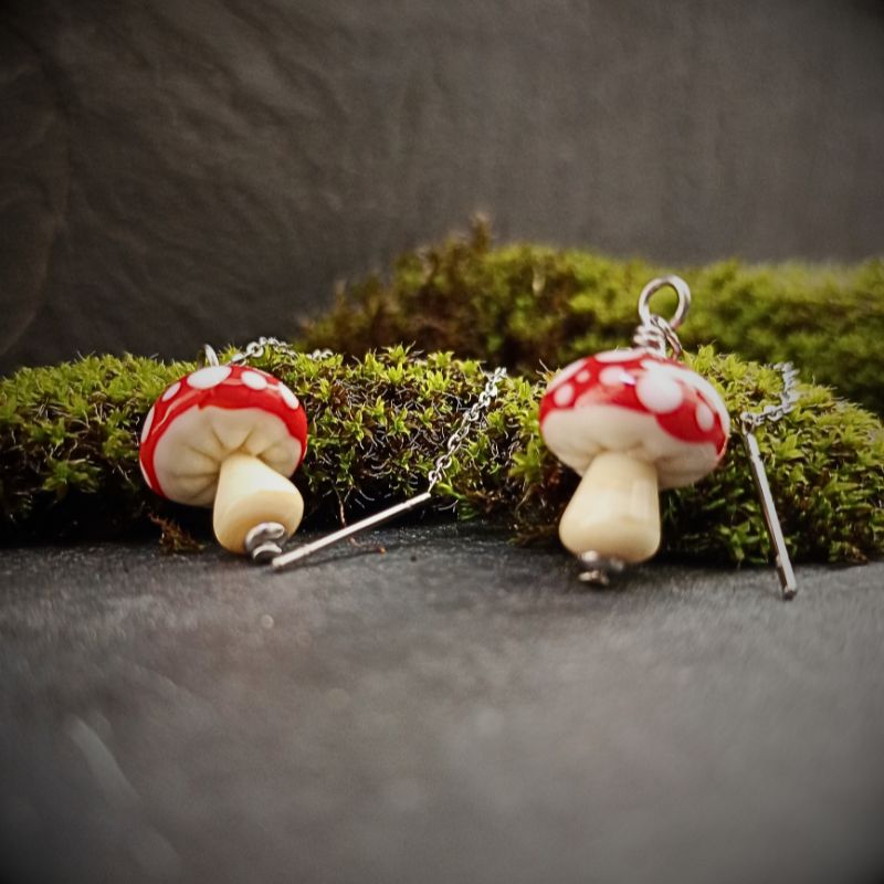Boucles d'Oreilles Champignon Amanite Chaînettes en verre filé – Collection Jardin – Image 5