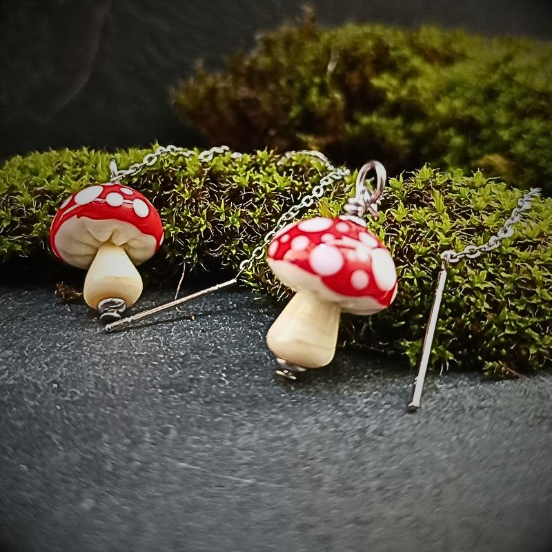 Boucles d'Oreilles Champignon Amanite Chaînettes en verre filé – Collection Jardin – Image 4
