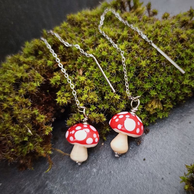 Boucles d'Oreilles Champignon Amanite Chaînettes en verre filé – Collection Jardin – Image 3