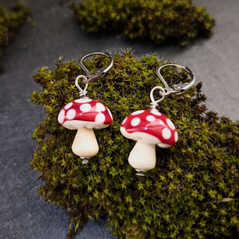 Boucles d'Oreilles Champignon Amanite Dormeuses en verre filé – Collection Jardin – Image 4