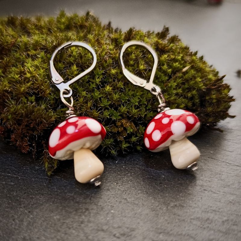 Boucles d'Oreilles Champignon Amanite Dormeuses en verre filé – Collection Jardin – Image 3