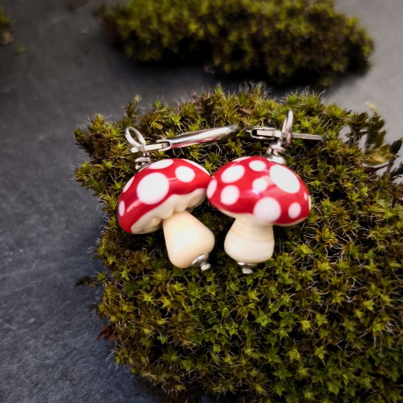 Boucles d'Oreilles Champignon Amanite Dormeuses en verre filé – Collection Jardin – Image 2