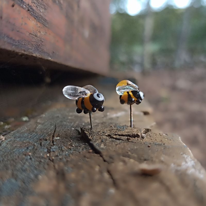 Puces d'Oreilles Abeille en verre filé – Collection Jardin – Image 2