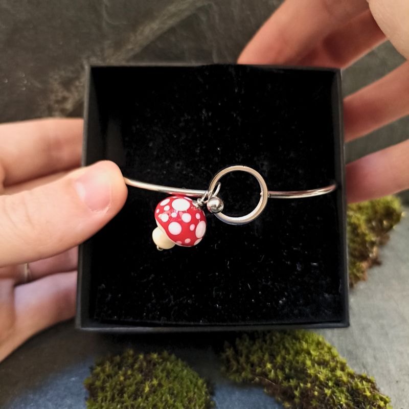 Bracelet jonc O Champignon Amanite en verre filé – Collection Jardin – Image 5