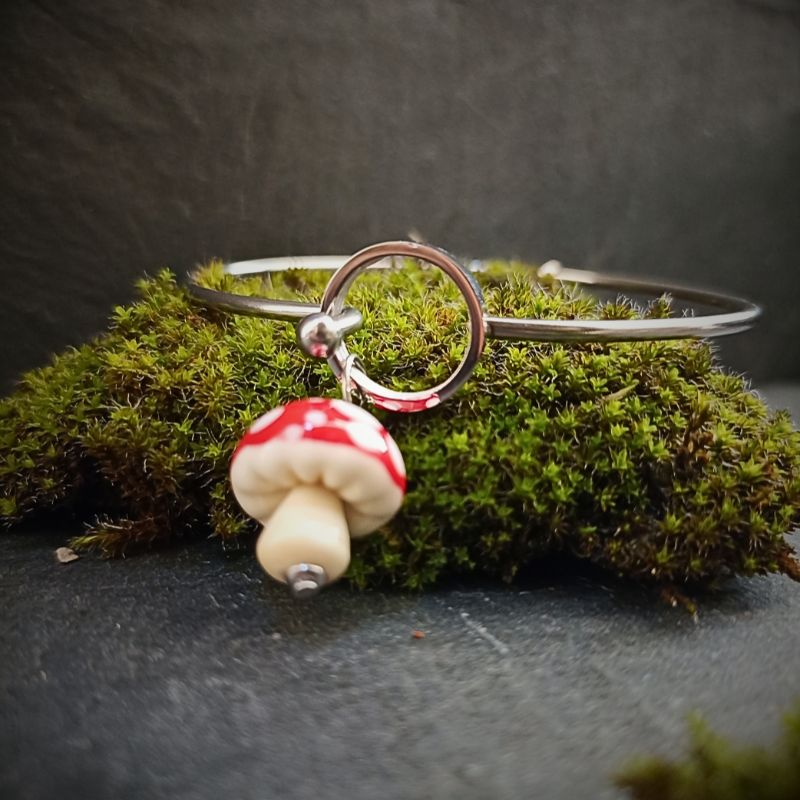 Bracelet jonc O Champignon Amanite en verre filé – Collection Jardin – Image 3