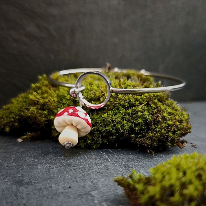 Bracelet jonc O Champignon Amanite en verre filé – Collection Jardin – Image 2