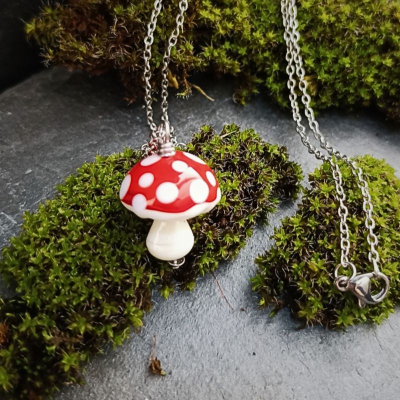 Collier Champignon Amanite en verre filé – Collection Jardin – Image 2