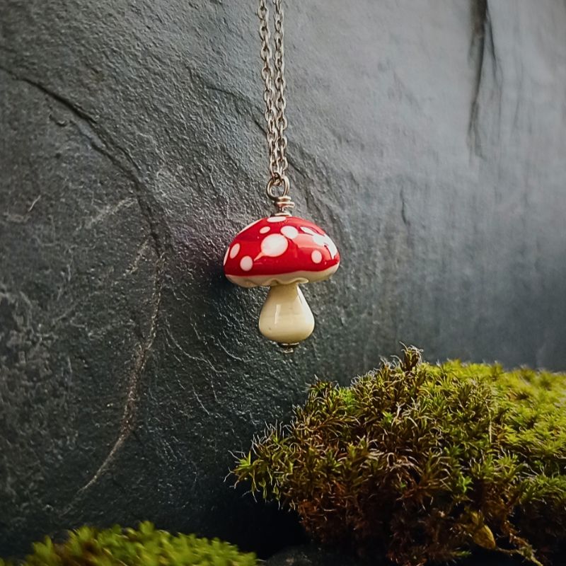 Collier Champignon Amanite en verre filé – Collection Jardin – Image 4