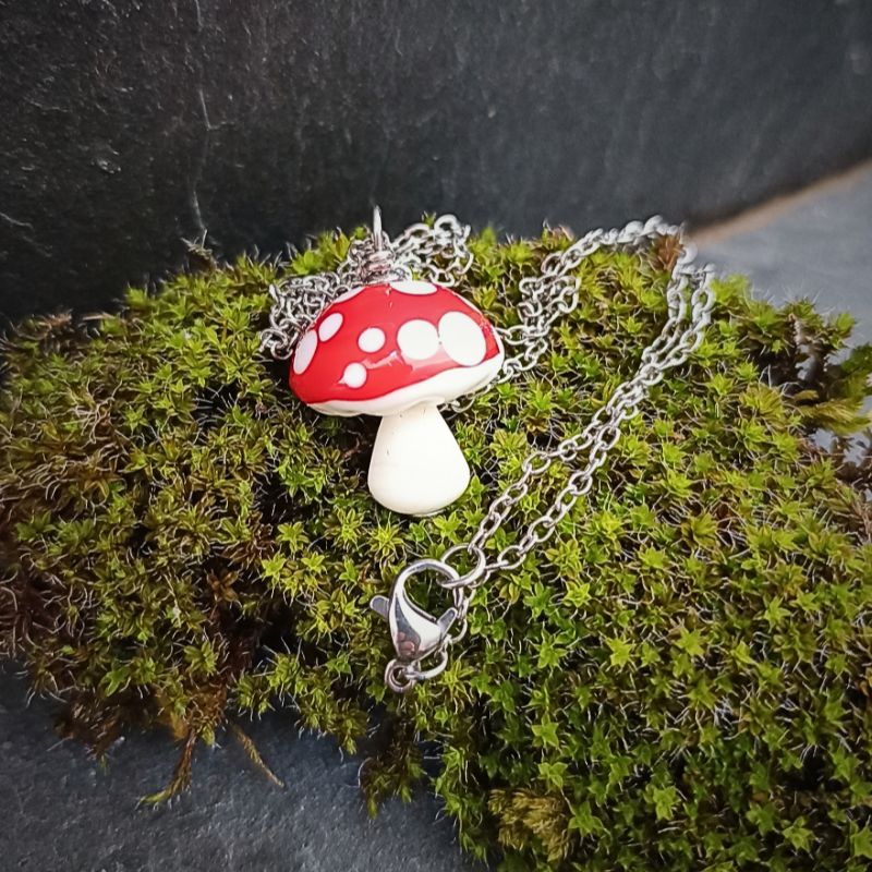 Collier Champignon Amanite en verre filé – Collection Jardin – Image 3
