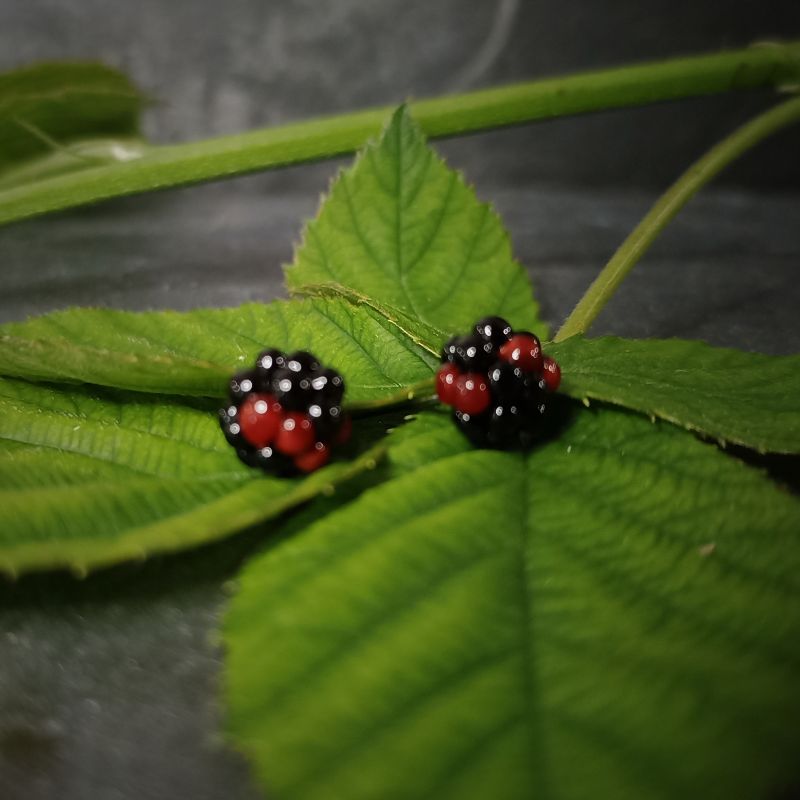 Puces d'Oreilles Mûre en verre filé – Collection Jardin – Image 2